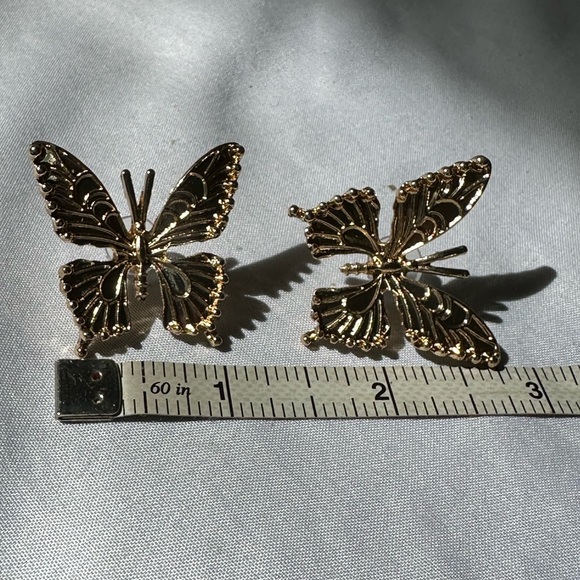 Large embossed design goldtone buttery earrings - Picture 6 of 6